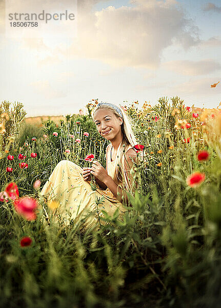 Blondes Mädchen lächelt im Wildblumenfeld im Nordwesten von Indiana