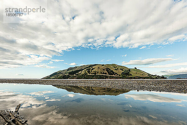 Landschaftsfoto mit Spiegelung von Pepin Island in Cable Bay  Neuseeland