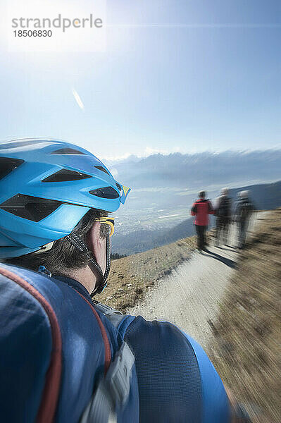 Mountainbiker fährt auf der Strecke durch die Berge  Tirol  Österreich