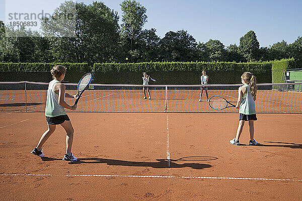 Junge Mädchen spielen Tennis an einem sonnigen Tag  Bayern  Deutschland