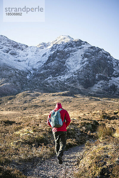 Solo-Mann wandert im Winter in den schottischen Highlands