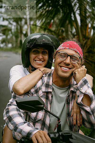Junges glückliches Paar reist mit dem Fahrrad auf Bali.