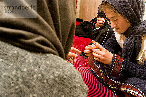 Eine Frau bringt einer jüngeren Frau in Kabul das Häkeln bei.