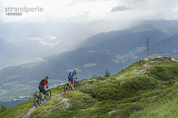 Mountainbiker fahren bergauf  Trentino-Südtirol  Italien