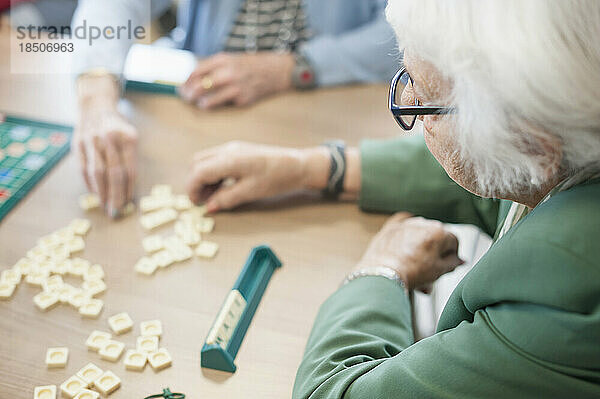 Senioren spielen Brettspiel im Seniorenheim