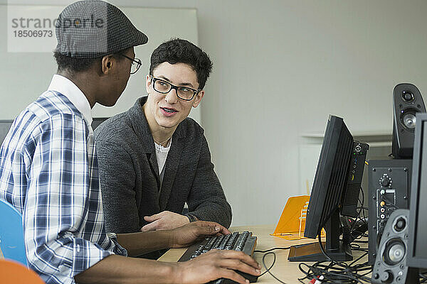 Universitätsstudenten arbeiten am Computer in der Laborschule  Bayern  Deutschland