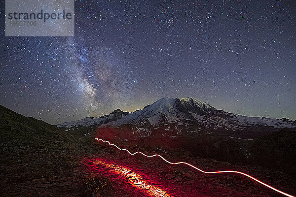 Atemberaubende Milchstraße über dem Mt. Rainier und eine Taschenlampenspur