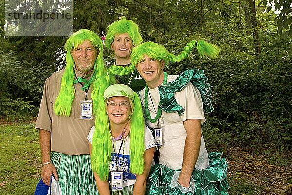 Eine Familie trägt grüne Perücken und Kostüme bei einem Brustkrebs-Spaziergang in Washington DC.