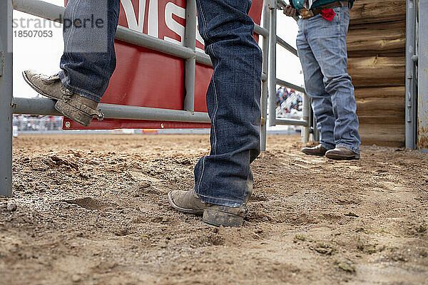 Stiefel und Sporen aus einem niedrigen Winkel beim Arizona Black Rodeo