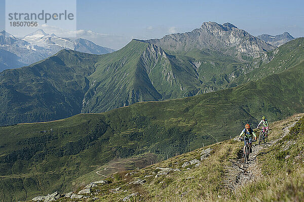 Mountainbiker fahren bergauf  Zillertal  Tirol  Österreich