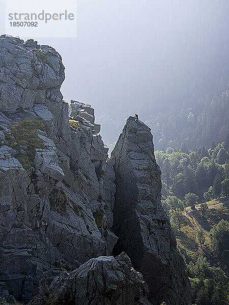 Blick auf den Wanderer  der über den Gipfel des Martinswand-Berges klettert  Hohneck  Vogesen  Frankreich