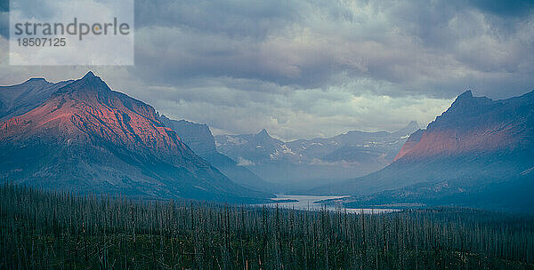 Sonnenaufgang am Saint Mary Lake im Glacier National Park