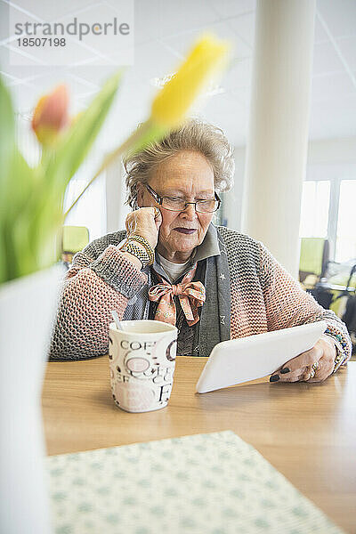 Ältere Frau nutzt digitales Tablet