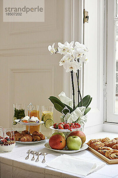 Köstliches Frühstücksangebot in einem eleganten Pariser Apartment