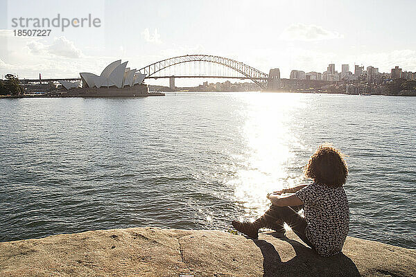 Junger Mann entspannt am Meer  im Hafen von Sydney  Australien