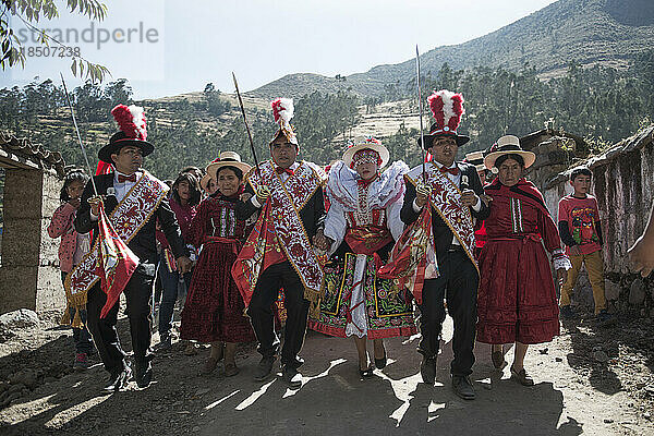Peruanische Männer und Frauen mit typischer Tracht während einer Feier