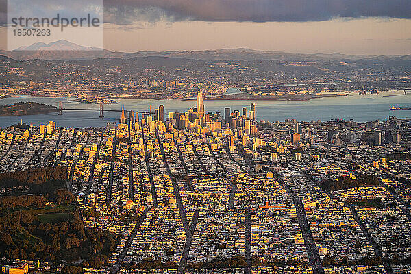 Luftaufnahme der Skyline-Nachbarschaften von San Francisco bei Sonnenuntergang