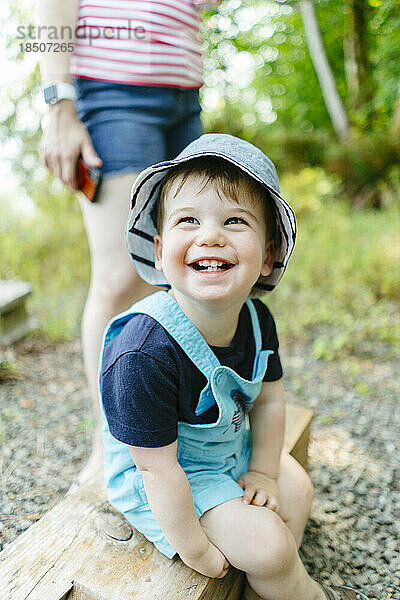 Direkter Blick auf einen lächelnden  glücklichen Jungen mit Hut