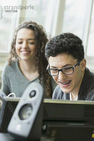 Universitätsstudenten arbeiten am Computer in der Laborschule  Bayern  Deutschland