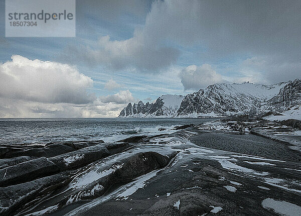 Winterliches Meer und wunderschöne Berge im atemberaubenden Norwegen