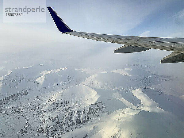 Luftaufnahme der schneebedeckten Berge von Spitzbergen