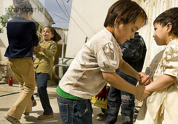 KABUL  AFGHANISTAN – 24.04.2006: Kinder spielen Spiele und genießen das schöne Frühlingswetter in Habibas Kinderbetreuung in Kabul. (Foto von © Paula Lerner/Aurora)