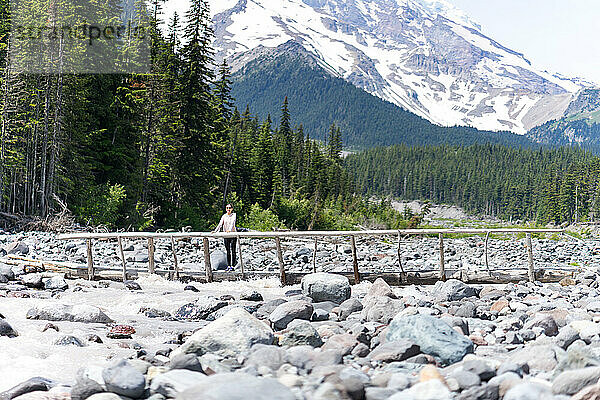 Wanderer steht auf der Holzbrücke im Mt. Rainier Nationalpark