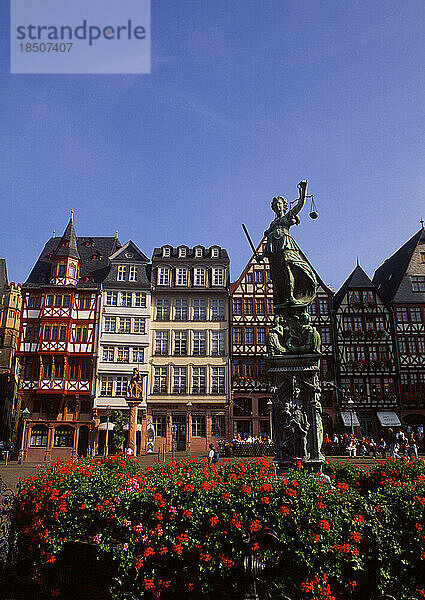 Leben in Deutschland Römerbergplatz Gerechtigkeitsstatue Frankfurt