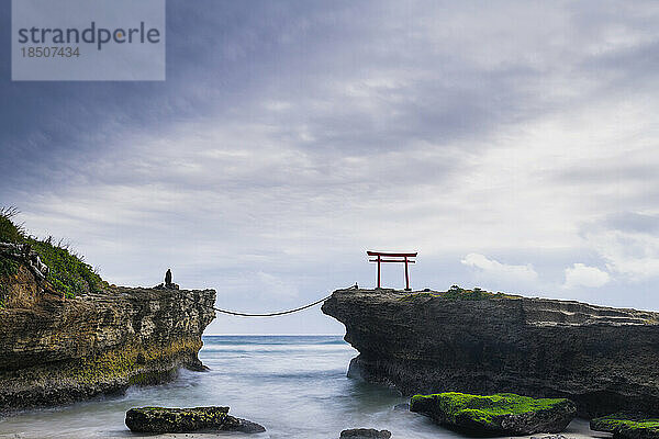 Torii-Tor des Shirahama-Schreins über dem Meer und dem Himmel  Shizuoka