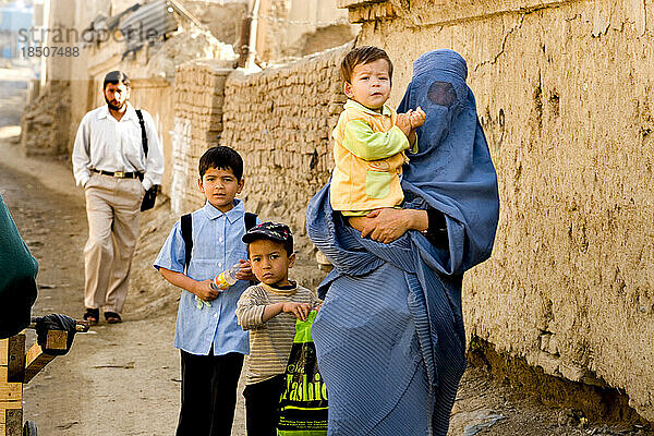 Frau in Burka mit Kindern in Kabul.