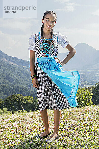 Teenager-Mädchen posiert im traditionellen Dirndl  Bayern  Deutschland
