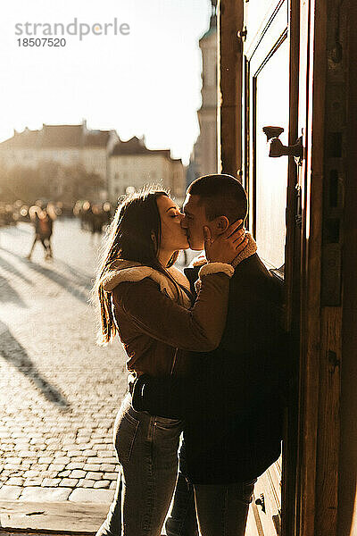 Mann und Frau küssen und umarmen sich in den Strahlen der Herbstsonne