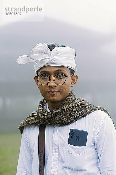 Balinesischer Teenager in traditioneller Nationaltracht.