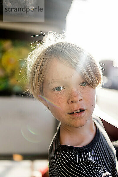 Porträt eines achtjährigen Jungen mit Sonneneruption in San Diego