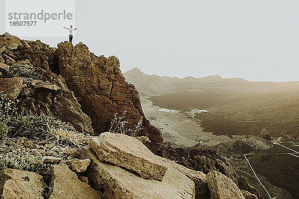 Zurückgezogene Ansicht eines Mannes  der auf dem Berggipfel von Cañadas del Teide steht