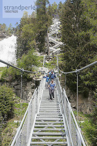 Gruppe von Kletterern  die durch eine Hängetreppe laufen  Wasserfall Stuibenfall  Ötztal  Tirol  Österreich
