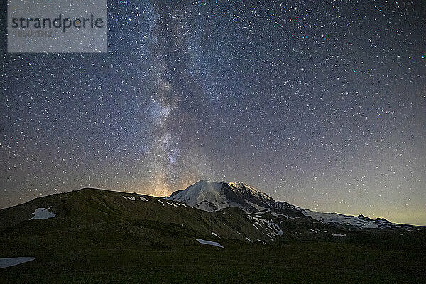 Atemberaubende Milchstraße über Mt. Rainier im Mt. Rainier Nationalpark