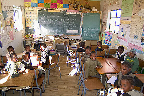 Kinder an der berühmten Pink Church School in Kolstad in Südafrika