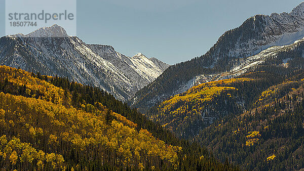 Gebirgspass in Colorado im Herbst