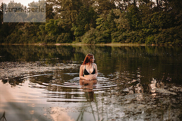 Junge Frau steht im See