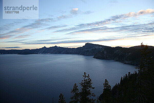 Ein malerischer Blick auf den Crater-Lake-Nationalpark bei Nacht.