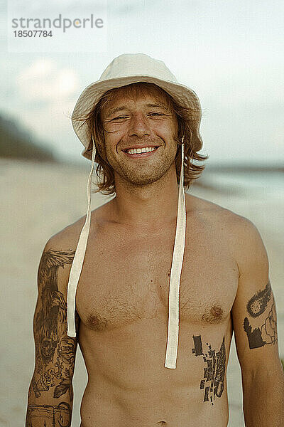 Glücklich lächelnder Mann in Panama am Meer.