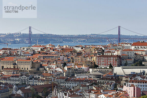 Luftaufnahme einer Stadt  Brücke des 25. April  Lissabon  Portugal