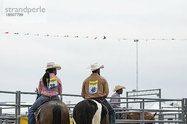 Ein Cowboy und ein Cowgirl beim Arizona Black Rodeo
