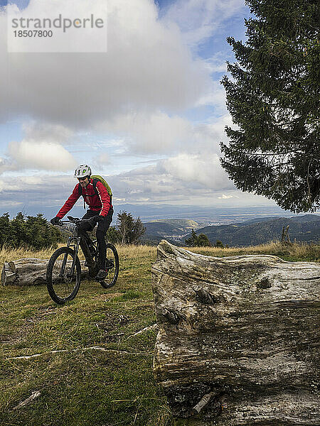 Mann fährt mit Elektro-Mountainbike auf Singletrail  Vogesen  Frankreich