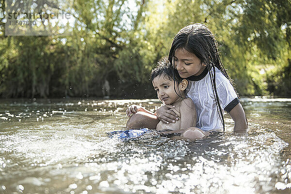 Kinder genießen einen Sommertag am Fluss
