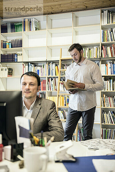 Zwei Geschäftsleute arbeiten in einem Büro  Bayern  Deutschland