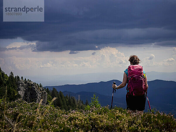Wanderin steht über den Bergen in Richtung Tal am Col de la Schlucht in den Vogesen  Elsass  Frankreich