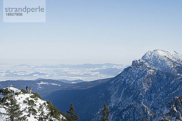 Malerische Aussicht auf schneebedeckte Berge und Himmel