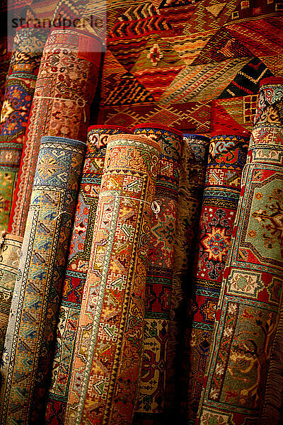 Kunsthandwerkliche Teppiche zum Verkauf im Souk